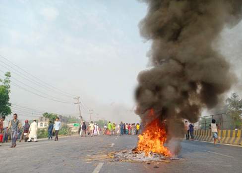 সিদ্ধিরগঞ্জে মহাসড়কে টায়ার জ্বালিয়ে হেফাজতের নেতাকর্মীদের অবরোধ