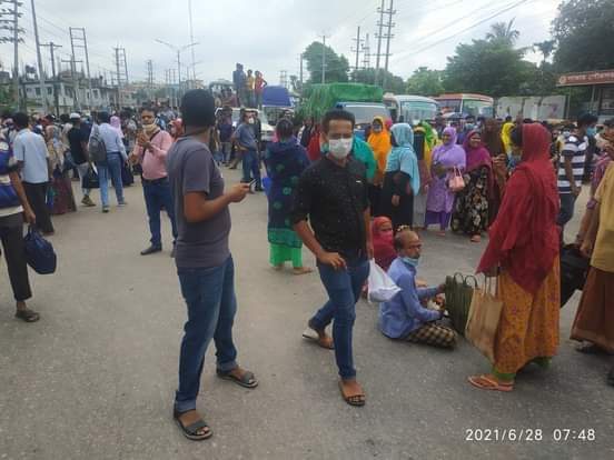 সাভারে গণপরিবহনের দাবিতে মহাসড়ক অবরোধ শ্রমিকদের।