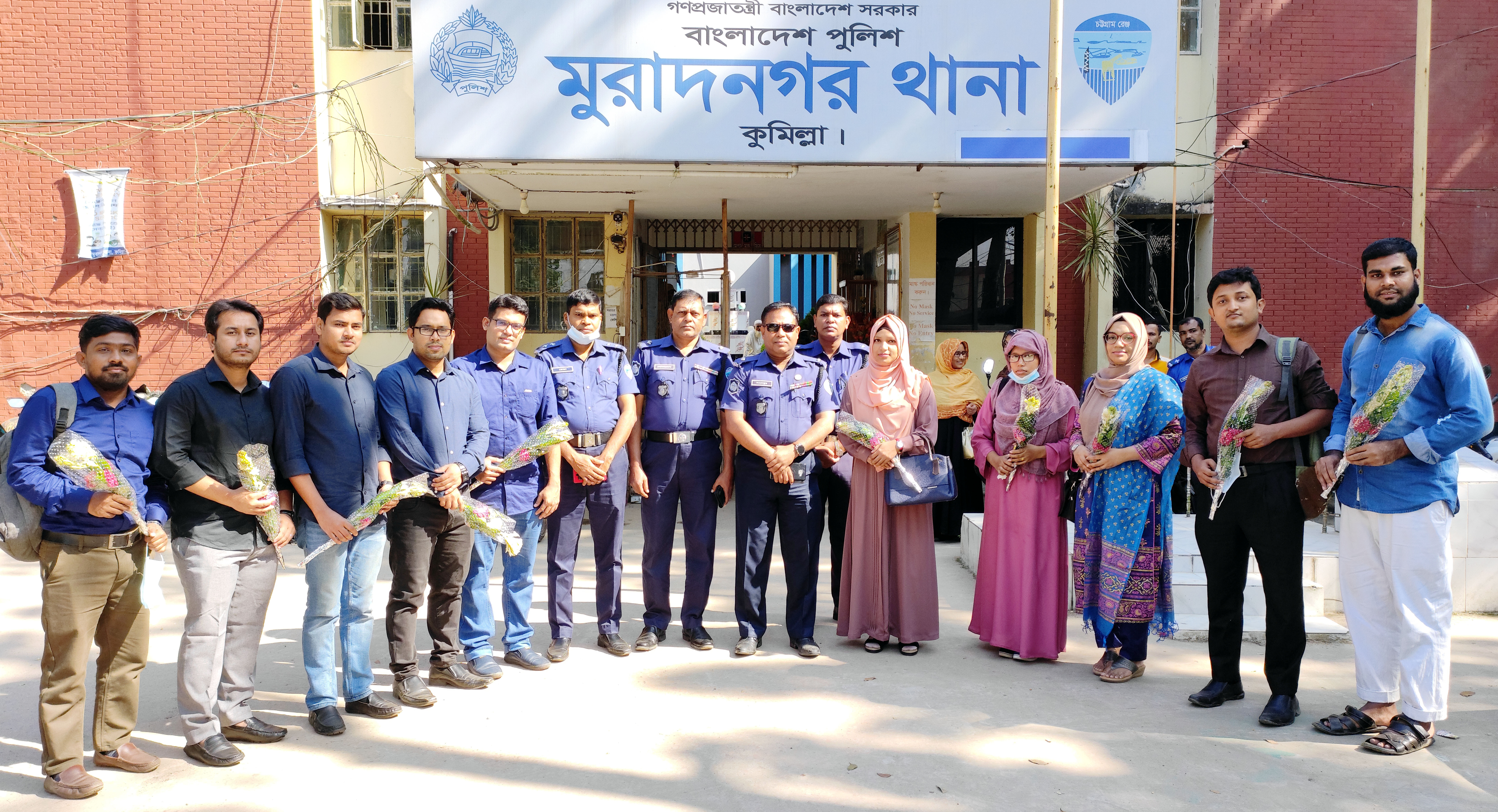 মুরাদনগরে ১২ জন ডাক্তারকে ফুল দিয়ে বরণ করলেন ওসি সাদেকুর রহমান