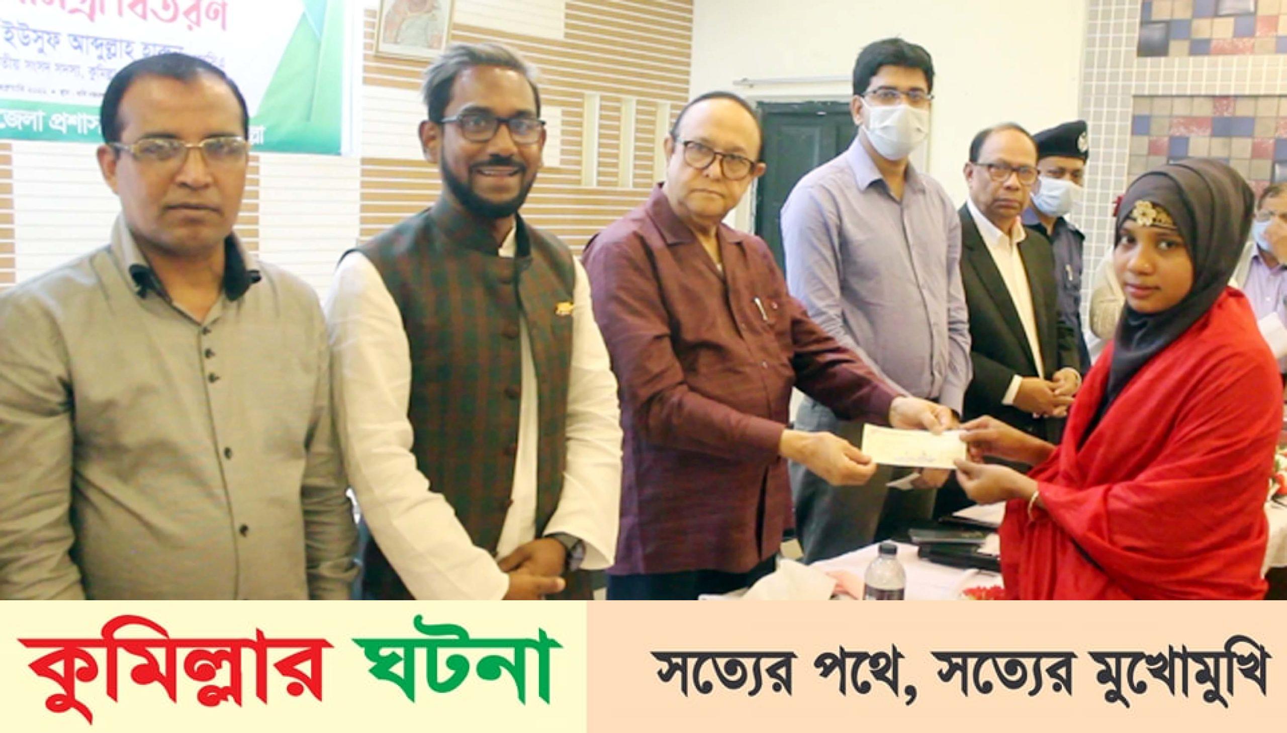 মুরাদনগরে প্রান্তিক জনগোষ্ঠীর মাঝে চেক বিতরণ
