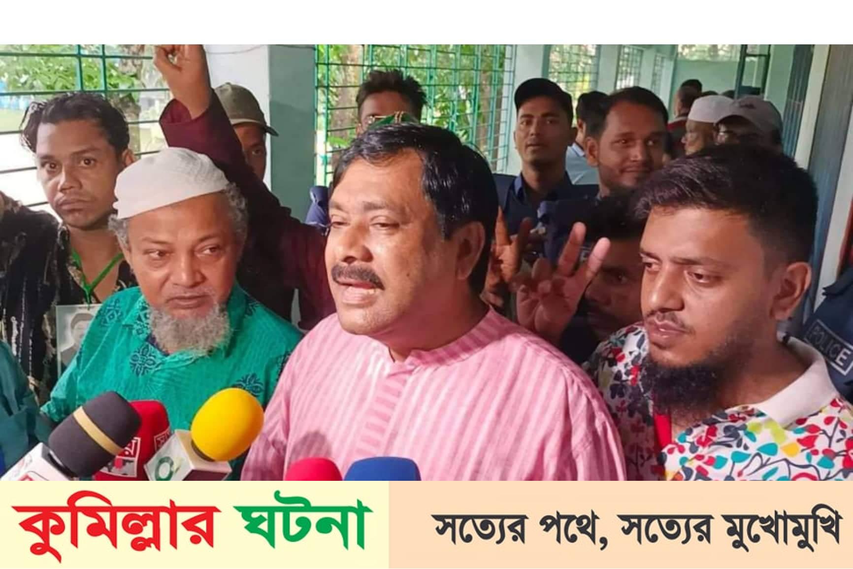 ভোট দিয়ে ইভিএমের ধীর গতির অভিযোগ মনিরুলের