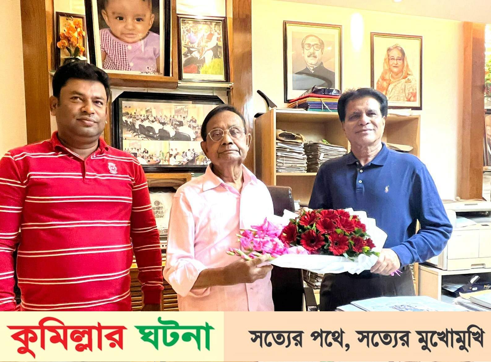 সাবেক রেলপথ মন্ত্রী মুজিবুল হককে ফুলেল শুভেচ্ছা জানান জেলা পরিষদ সদস্য ভার্ড কামাল