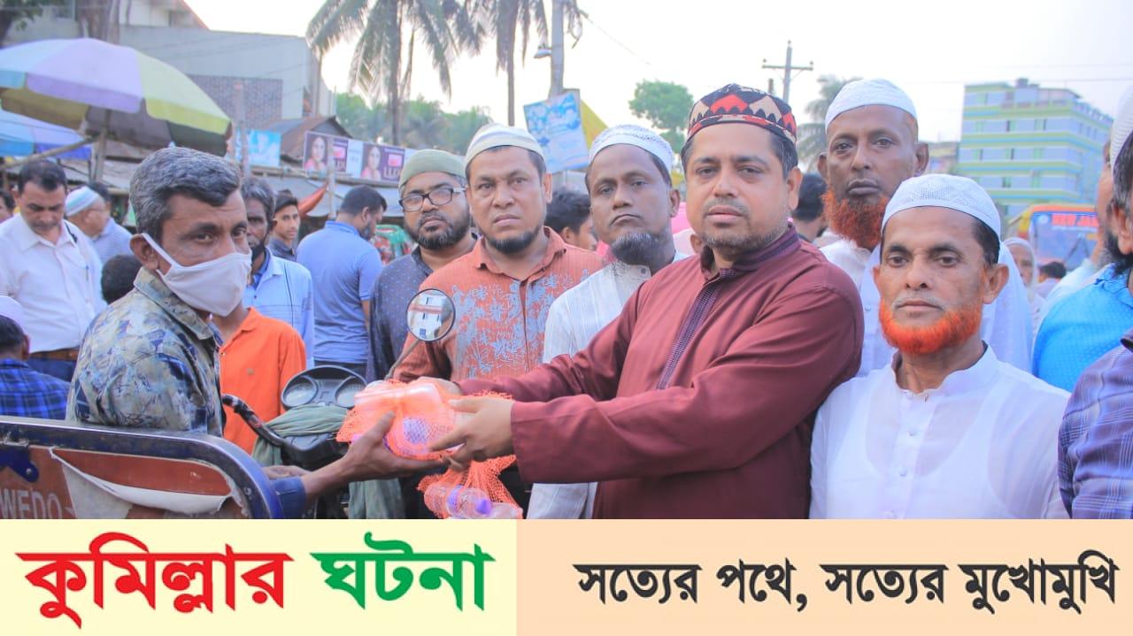 দেবীদ্বারে পথচারীদের মাঝে জাতীয় পার্টির ইফতার বিতরণ