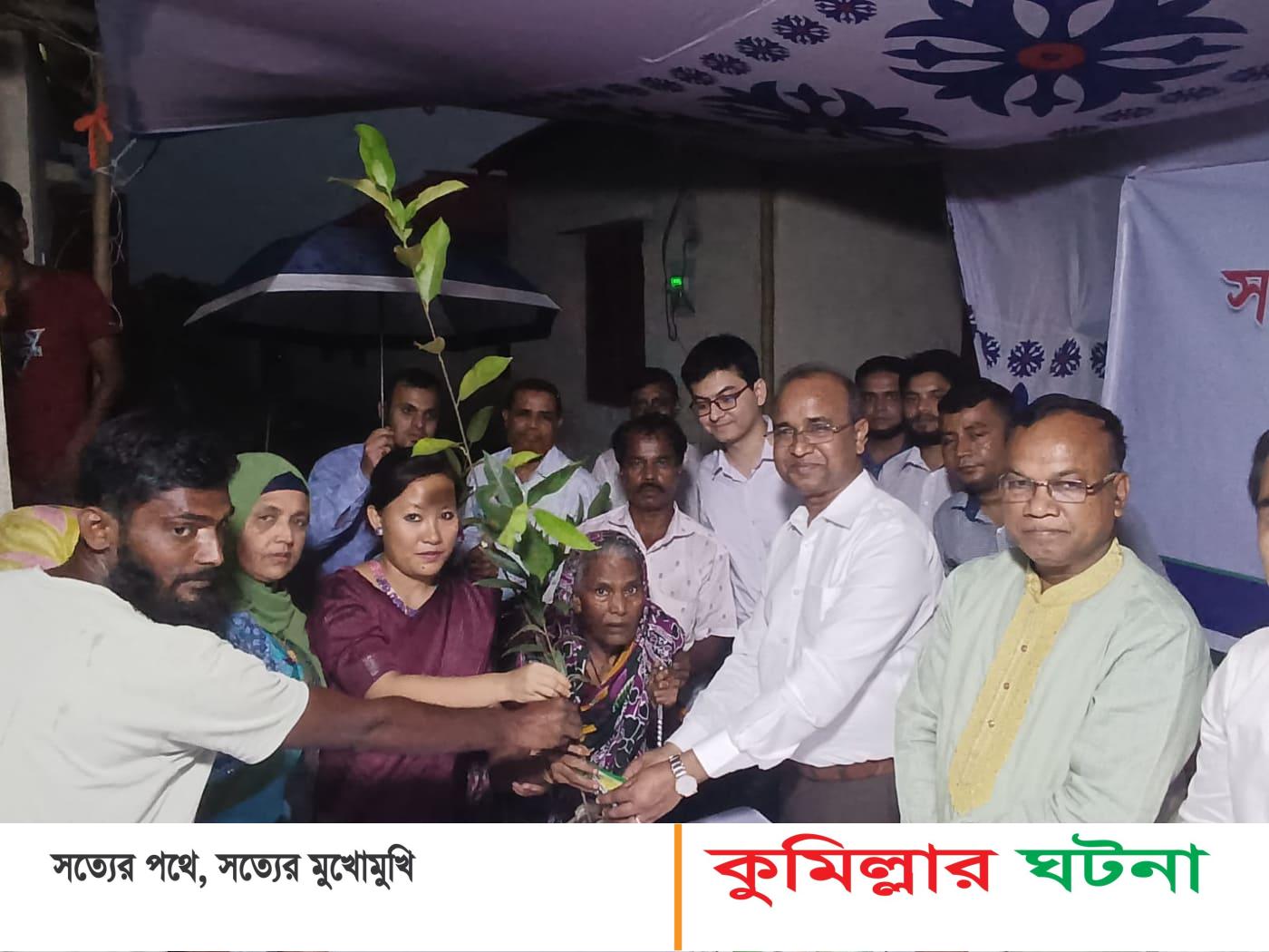 হোমনায় উপকারভোগীদের মাঝে সবজির বীজ ও গাছের চারা বিতরন