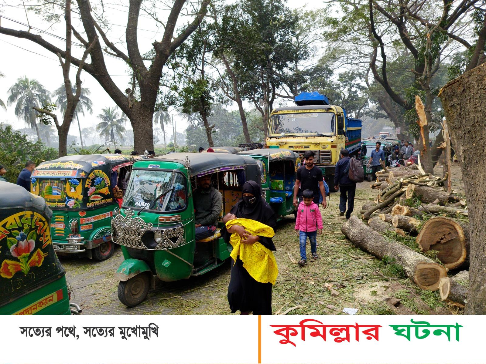 কুমিল্লা- সিলেট আঞ্চলিক মহাসড়কের পাশের গাছকেটে সড়কে ফেলায় দীর্ঘ  যানজট