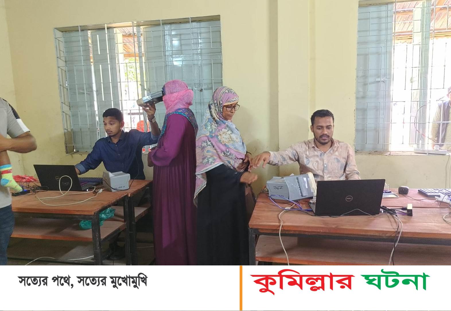 স্মার্ট কার্ড নিতে এসে সোনার চেইন খোয়ালেন দুই গৃহবধূ